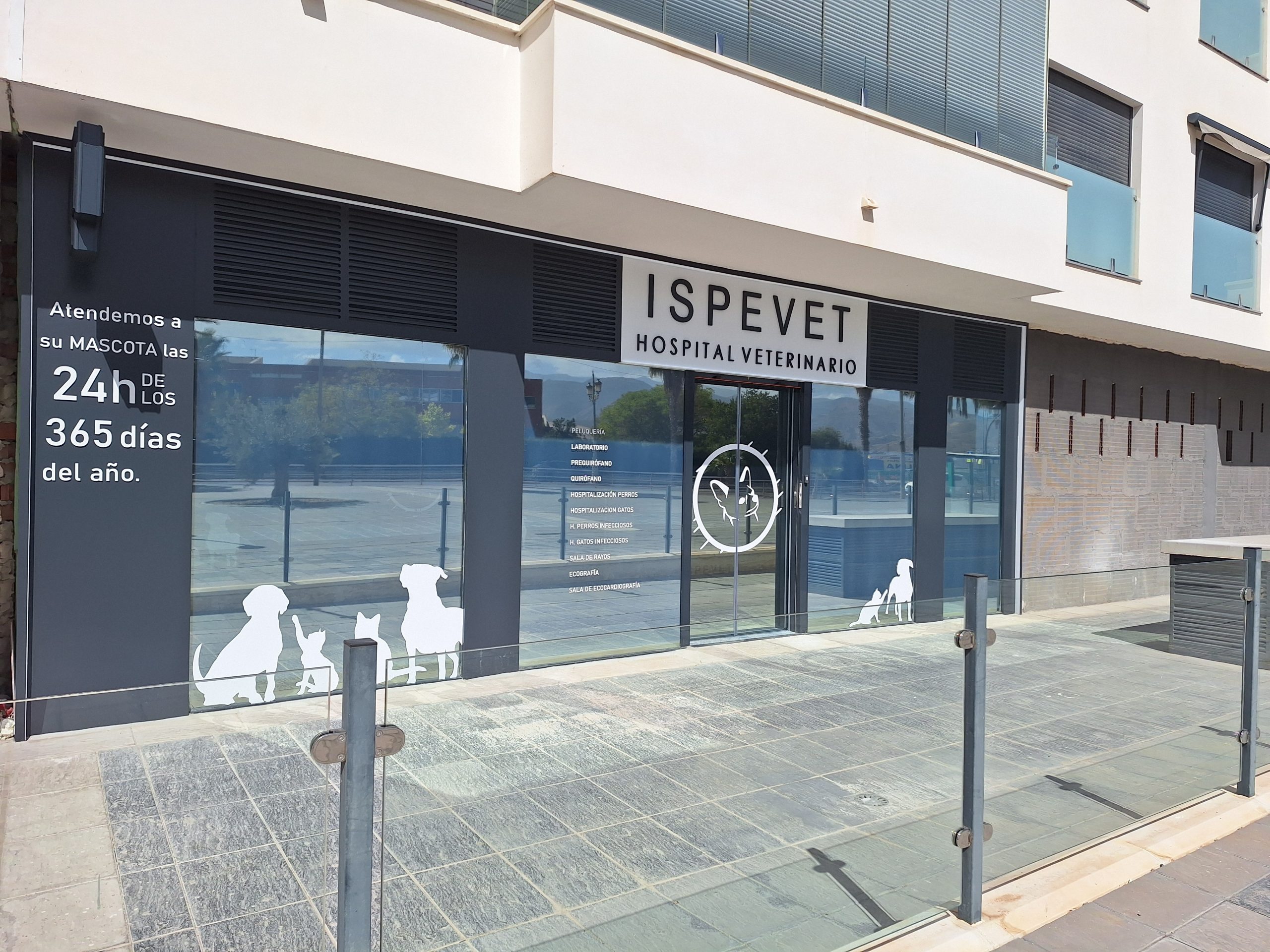 Imagen de la fachada del Hospital Veterinario 24 h. Ispevet. - ispevet.es
